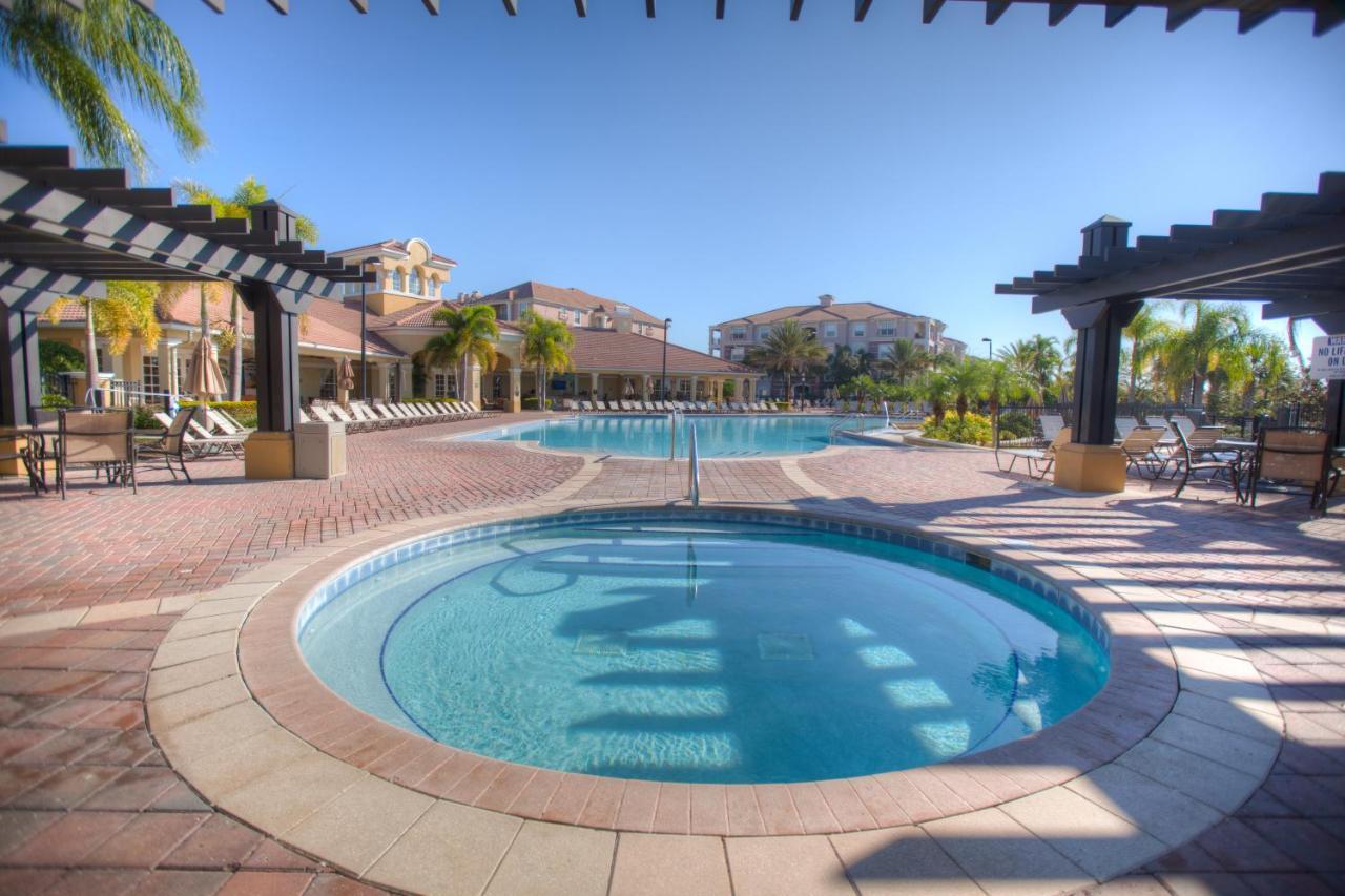 Lovely Third-floor Vista Cay Apartment